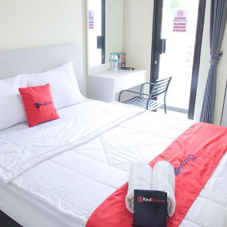 RedDoorz @ Genteng Surabaya Exterior foto