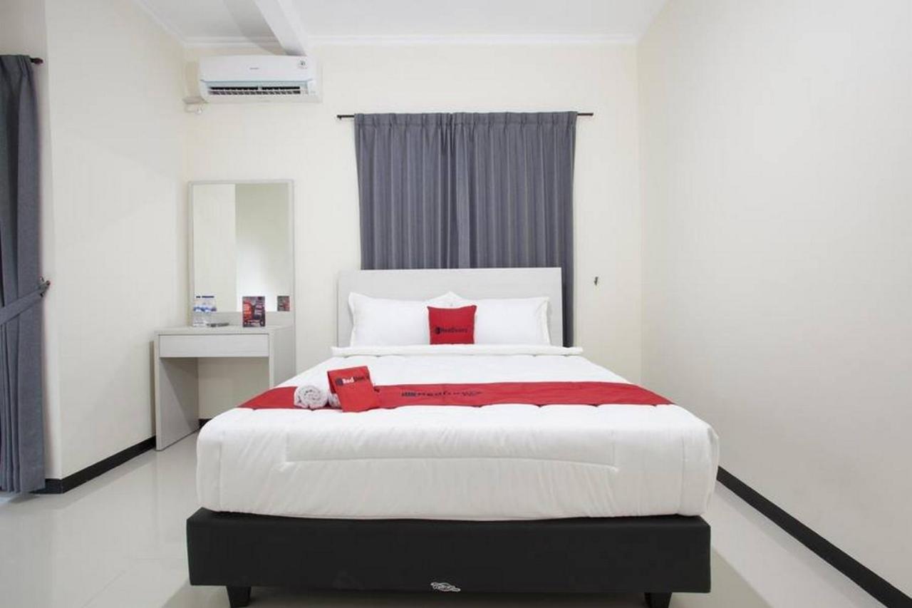 RedDoorz @ Genteng Surabaya Exterior foto