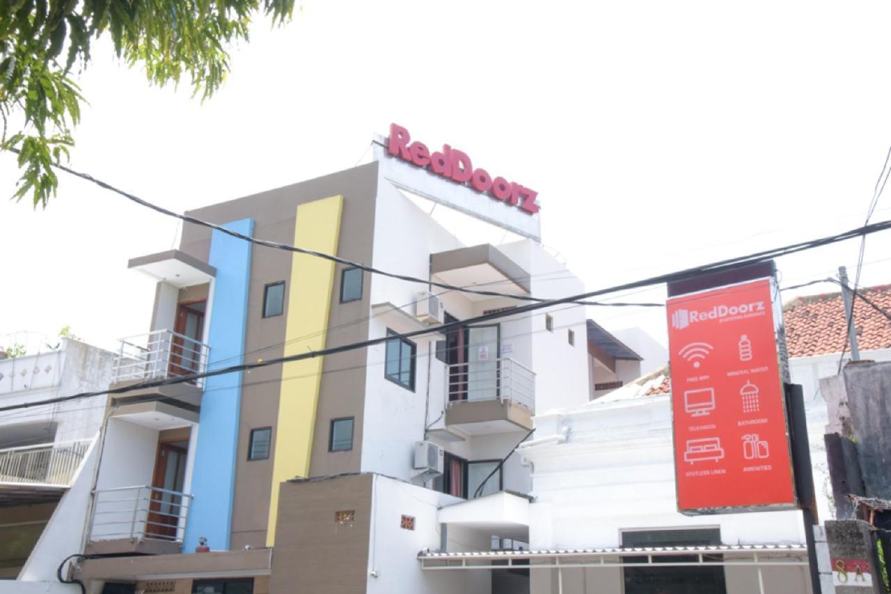 RedDoorz @ Genteng Surabaya Exterior foto