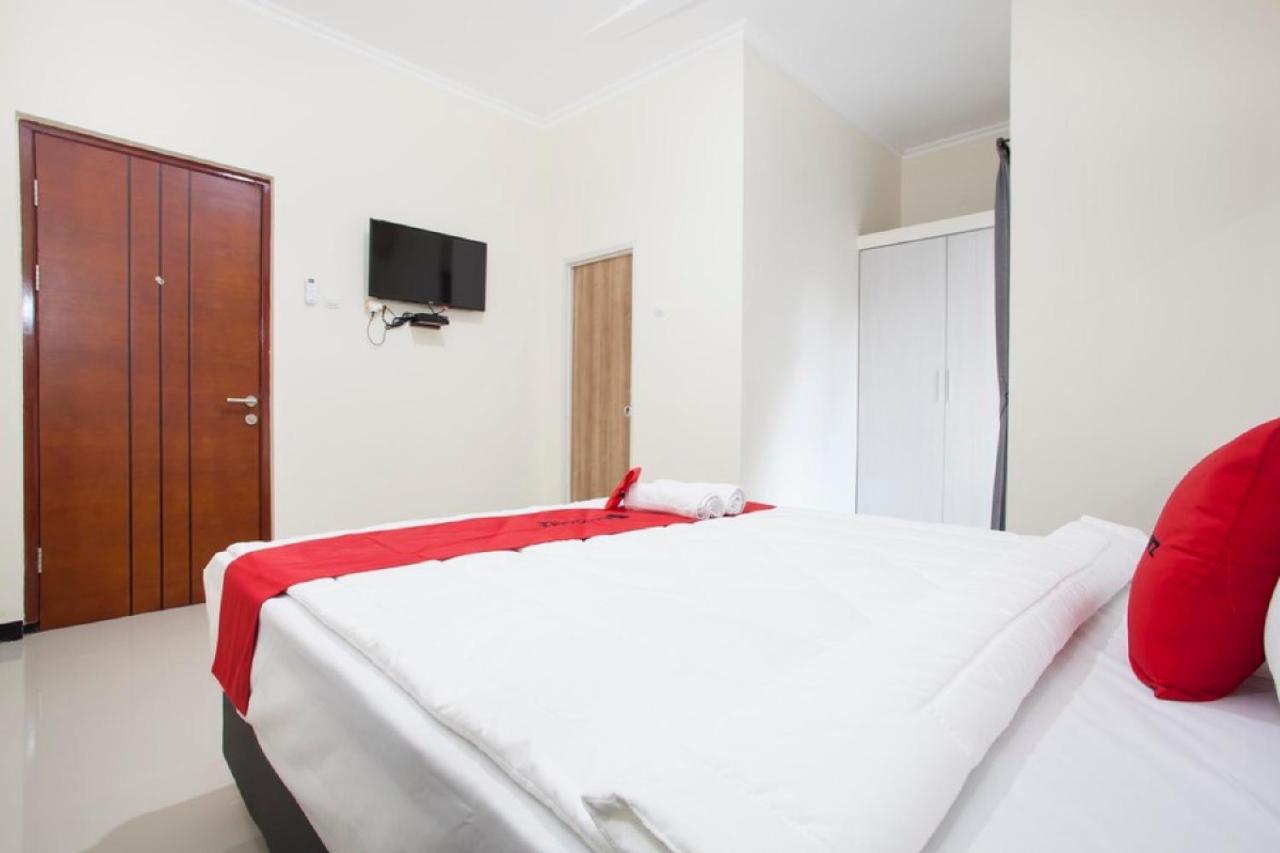 RedDoorz @ Genteng Surabaya Exterior foto