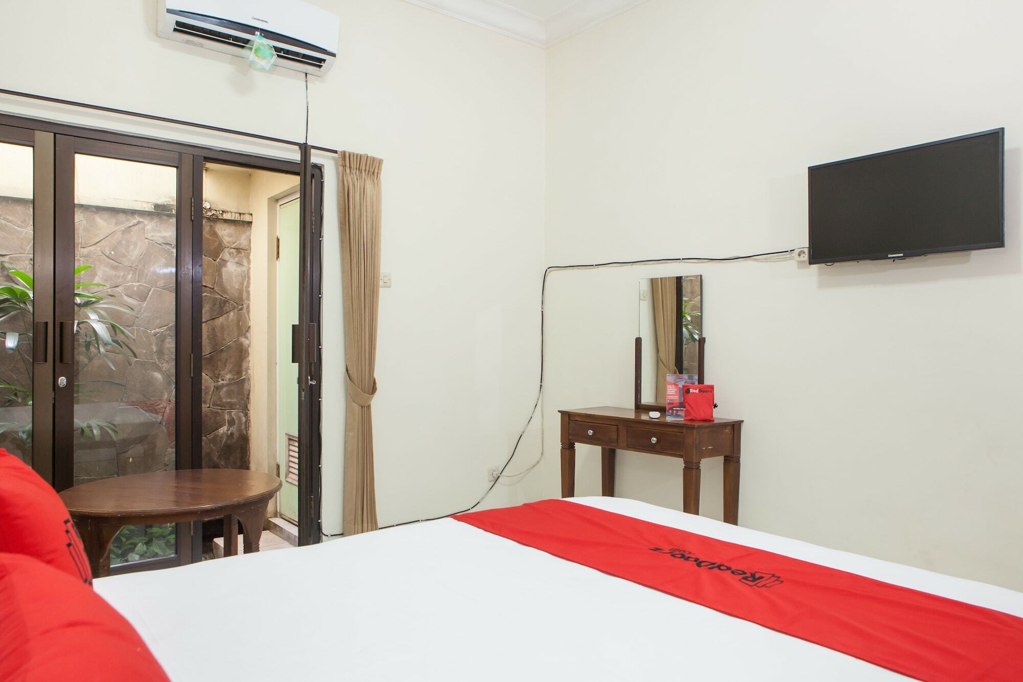 RedDoorz @ Genteng Surabaya Exterior foto