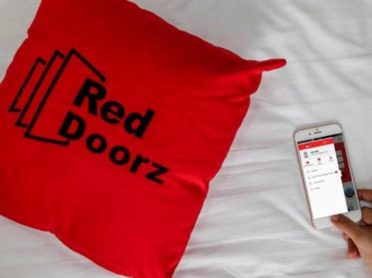RedDoorz @ Genteng Surabaya Exterior foto