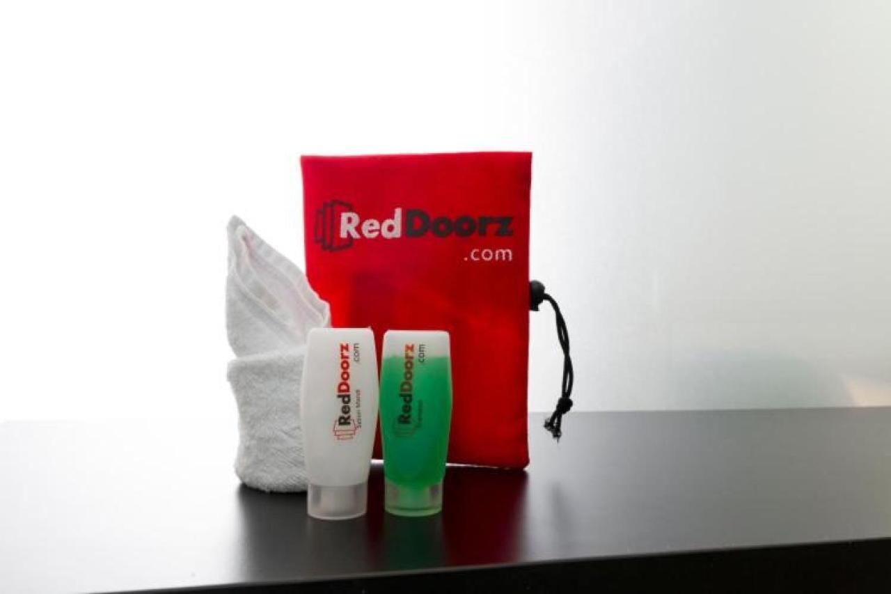 RedDoorz @ Genteng Surabaya Exterior foto